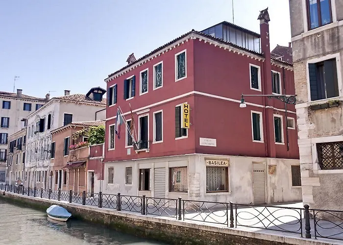 酒店 巴塞利亚酒店 3*